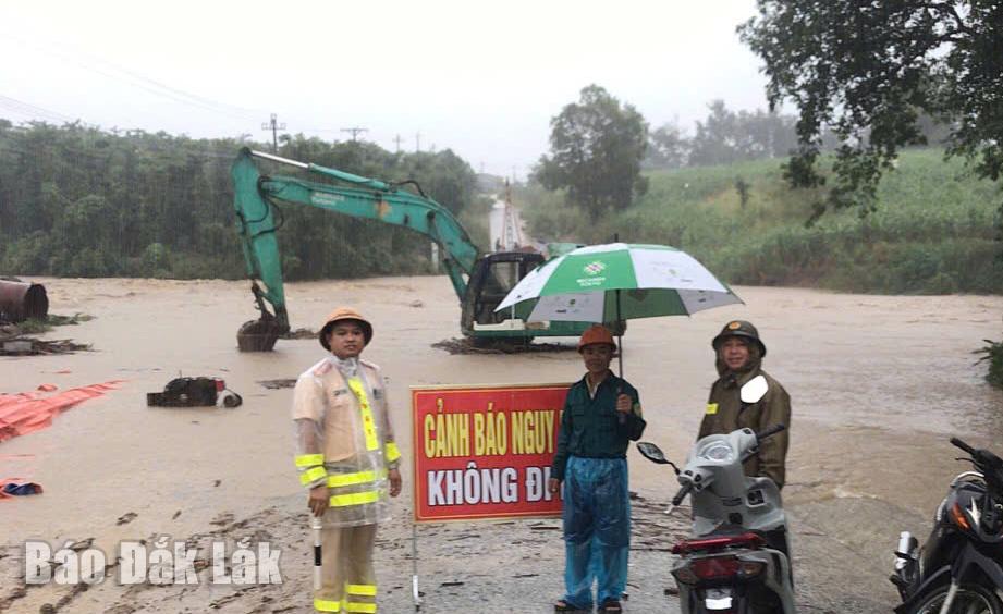 Lực lượng chức năng huy động lực lượng chốt chặn, không cho người dân đi lại trên các tuyến nước ngập sâu.