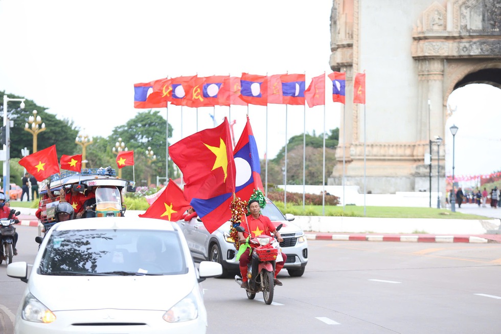 Khán giả Việt Nam nhuộm đỏ sân vận động quốc gia Lào, chờ màn trình diễn đỉnh cao- Ảnh 8.