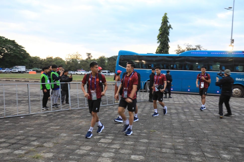 Khán giả Việt Nam nhuộm đỏ sân vận động quốc gia Lào, chờ màn trình diễn đỉnh cao- Ảnh 9.