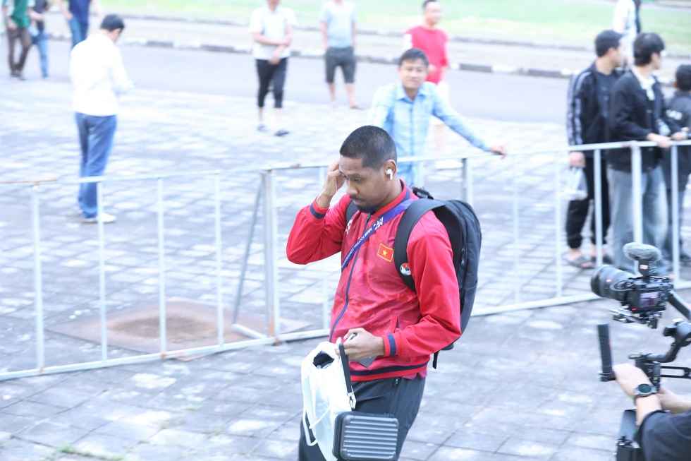 Khán giả Việt Nam nhuộm đỏ sân vận động quốc gia Lào, chờ màn trình diễn đỉnh cao- Ảnh 10.