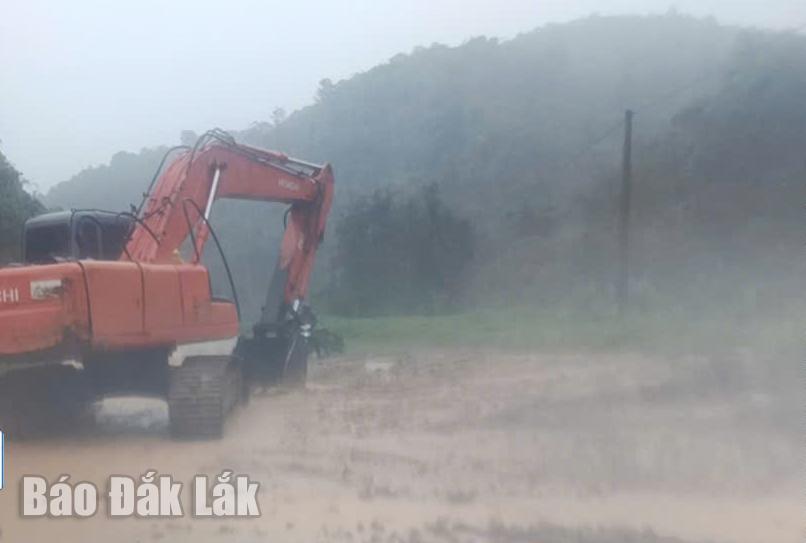 Bất chấp mưa lớn, nhiều phương tiện, thiết bị được huy động khắc phục nhanh các vụ trí sạt lở.