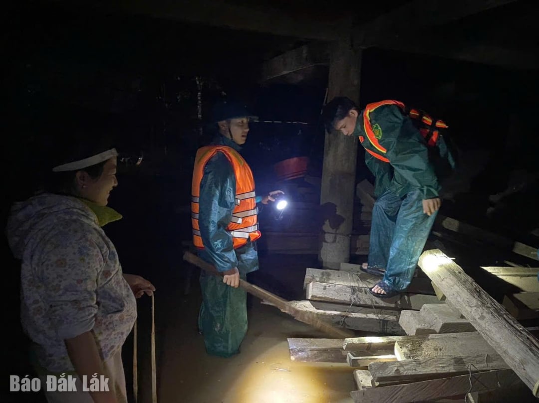 Den kommunale militsen hjalp folk med å sikre eiendommen sin.