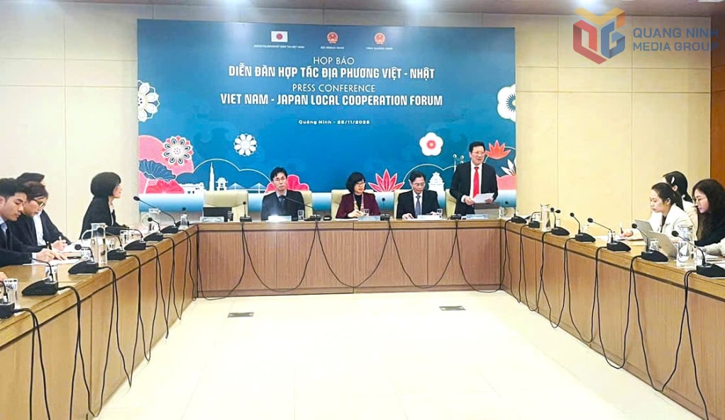 Os líderes do Departamento de Cultura, Esportes e Turismo da província de Quang Ninh informaram sobre os preparativos da província.