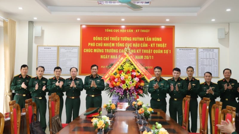 តាងនាមគណៈកម្មាធិការបក្ស និងជាអគ្គបញ្ជាការនៃអគ្គនាយកដ្ឋានភស្តុភារ និងបច្ចេកវិទ្យា ឧត្តមសេនីយ Huynh Tan Hung ជូនកម្រងផ្កាអបអរសាទរសាលាក្នុងឱកាសទិវាគ្រូបង្រៀនវៀតណាម។