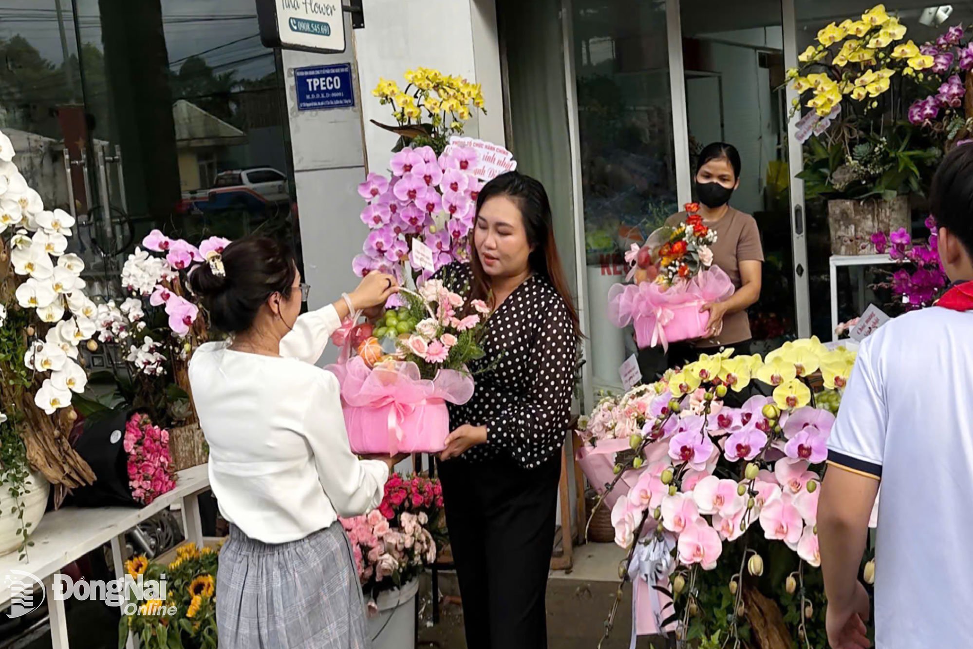 Nhộn nhịp thị trường hoa, quà tặng Ngày Nhà giáo Việt Nam 20-11