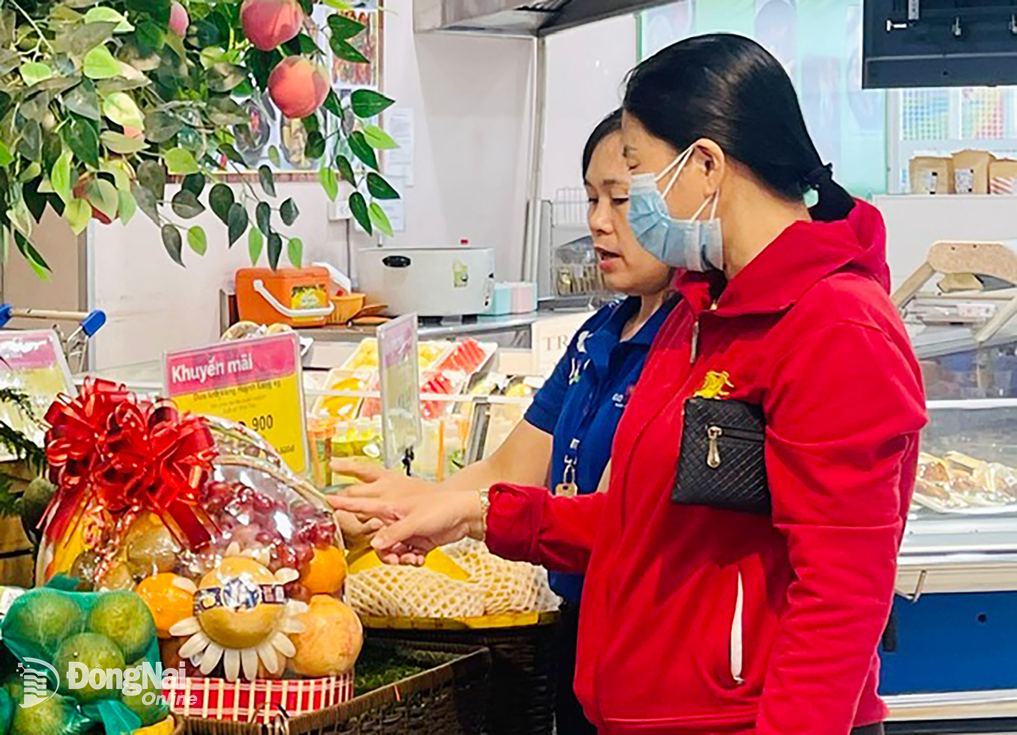 Konsumen melihat keranjang hadiah buah dalam rangka perayaan 20 November di supermarket Co.opmart Dong Phu (Komune Dong Phu) pada 19 November. Foto: Kontributor 
