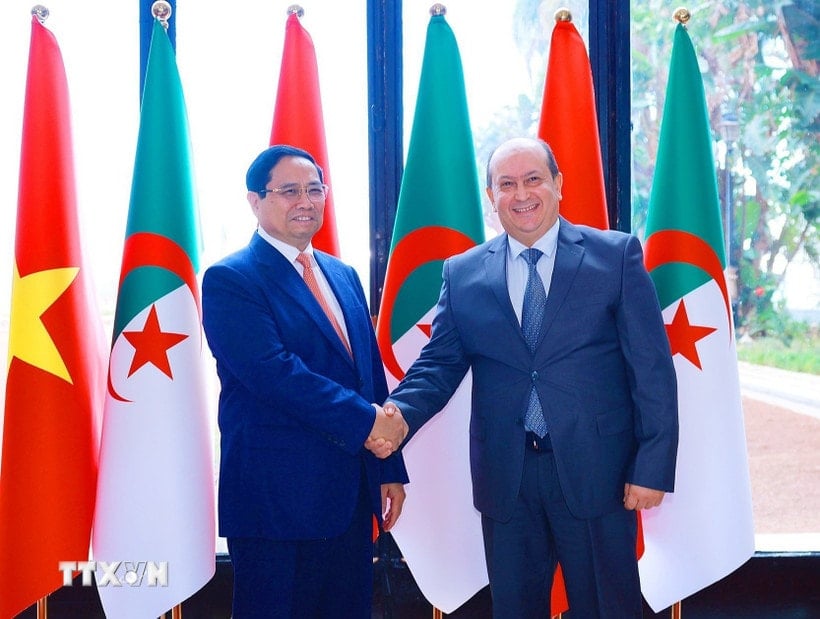 Algerie statsminister Sifi Ghrieb ønsker statsminister Pham Minh Chinh velkommen. (Foto: Duong Giang/VNA)