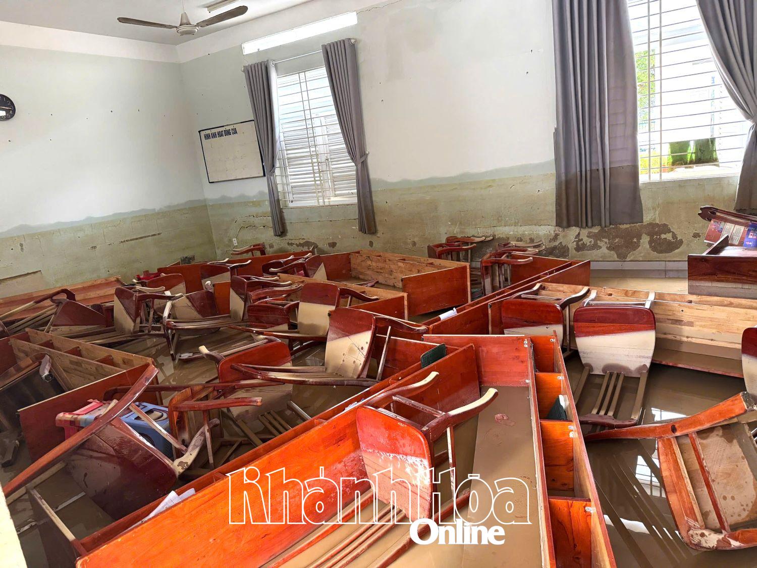 ថ្នាក់រៀននៅសាលាបឋមសិក្សា Vinh Trung (វួដ Nha Trang ខាងលិច) មានភាពច្របូកច្របល់បន្ទាប់ពីទឹកជំនន់។