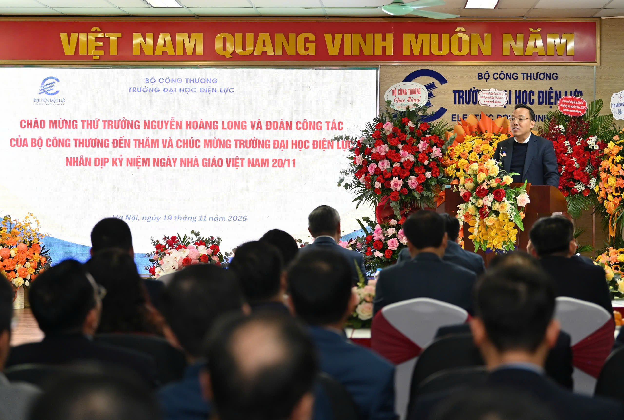 Thứ trưởng Nguyễn Hoàng Long thăm và chúc mừng Trường Đại học Điện lực nhân ngày Nhà giáo Việt Nam 20/11