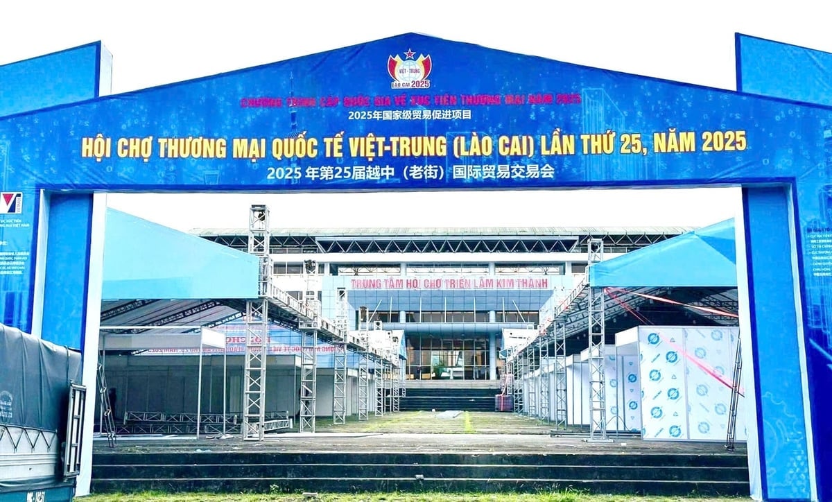 Với chủ đề 'Lào Cai và Vân Nam - Kết nối và Phát triển', Hội chợ thương mại quốc tế Việt -Trung 2025 tiếp tục khẳng định vai trò kết nối giao thương giữa tỉnh Lào Cai (Việt Nam) và tỉnh Vân Nam (Trung Quốc). Ảnh: Bích Hợp.