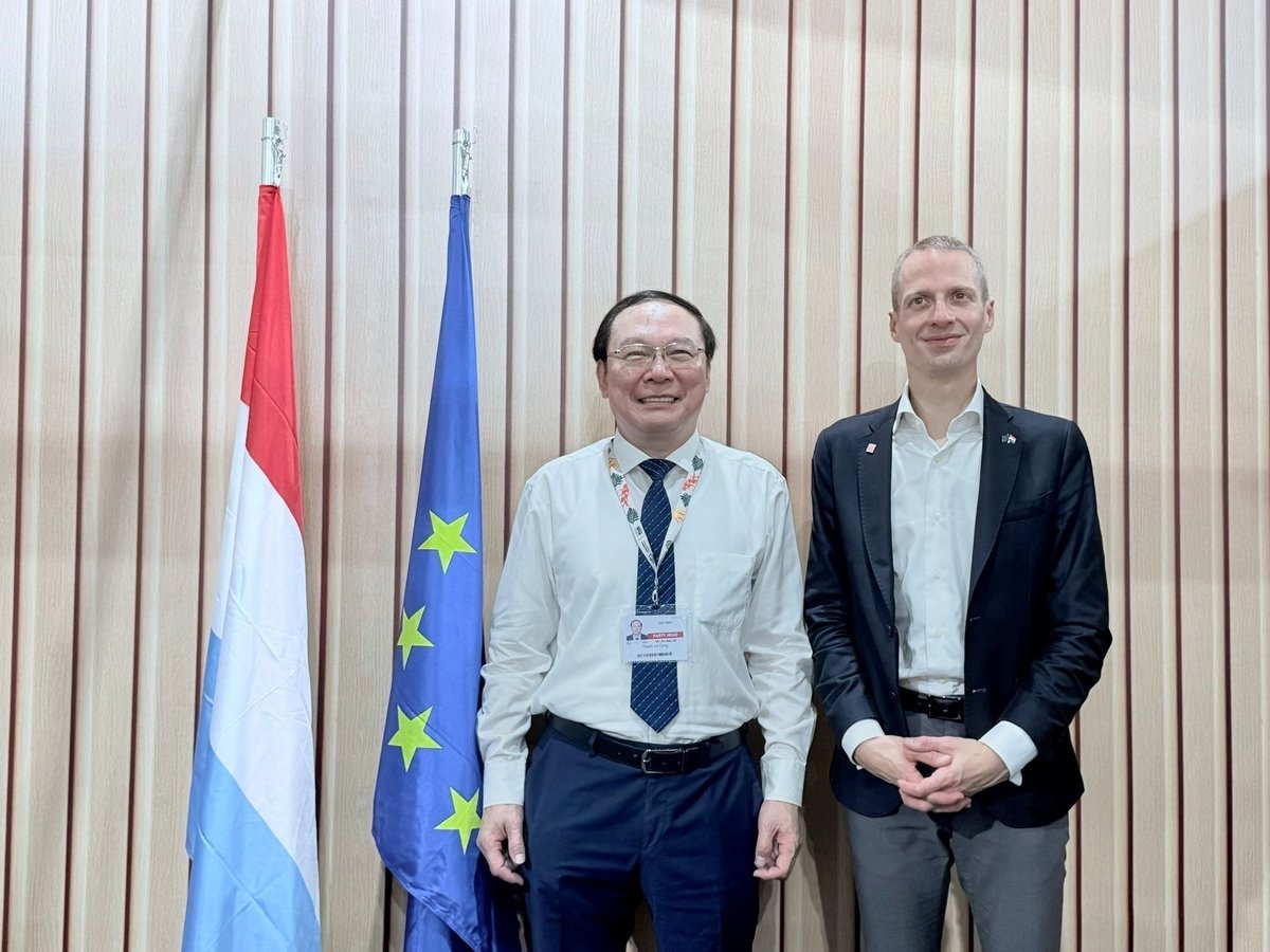 Thứ trưởng Bộ Nông nghiệp và Môi trường Lê Công Thành - Trưởng đoàn Việt Nam tại Hội nghị COP30 và ông Serge Wilmes, Bộ trưởng Môi trường, Khí hậu và Đa dạng sinh học Luxembourg. Ảnh: Chu Hương.