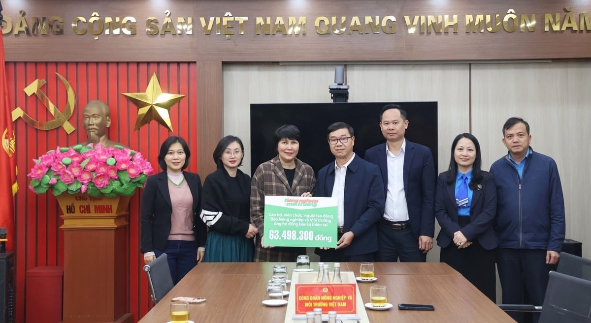 Lãnh đạo Báo Nông nghiệp và Môi trường trao hơn 63 triệu đồng quyên góp từ cán bộ, viên chức và người lao động của đơn vị tới Công đoàn Nông nghiệp và Môi trường Việt Nam. Ảnh: Trung Nguyên.