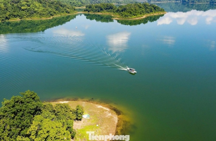 Туристичний човен рухається по поверхні озера Інк-Рівер, оточеного островами.