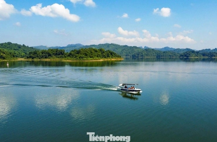 На поверхні блакитного озера Інк-Рівер розкидані великі та малі острови.
