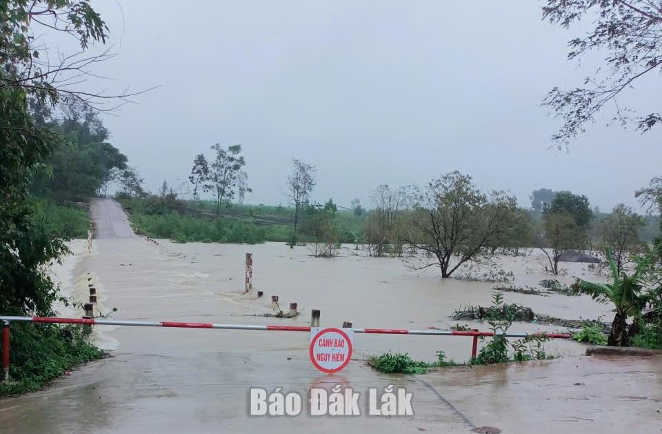 De nombreuses routes de la commune de Cu Mta ont été inondées en raison des fortes pluies.