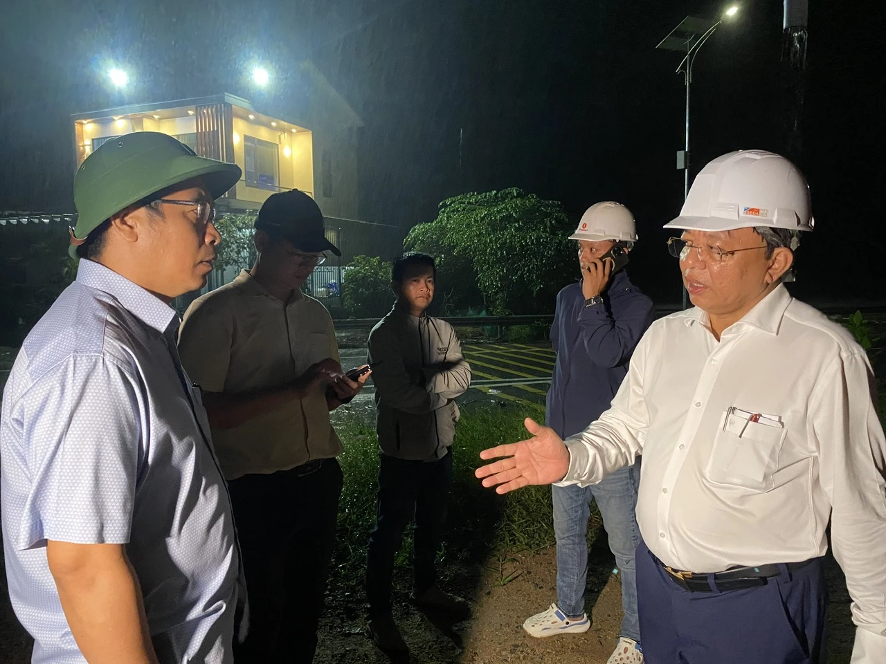 Đồng chí Lê Huyền trao đổi các phương án đảm bảo an toàn cho người dân trên đỉnh Hòn Bà.