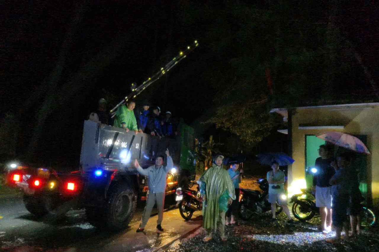 Lực lượng kiểm lâm tiếp cận và đang đưa người dân đến nơi an toàn.