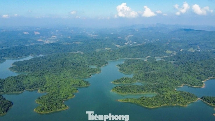 Toàn cảnh Vườn quốc gia Bến En nhìn từ trên cao với mặt hồ rộng lớn và các hòn đảo xanh mướt.