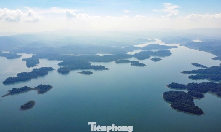 Cảnh sắc thiên nhiên hùng vĩ tại một trong những hòn đảo của Vườn quốc gia Bến En.