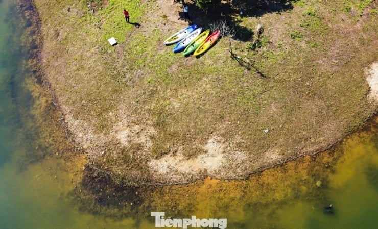 Thảm thực vật xanh mướt bao phủ các hòn đảo tại Bến En.