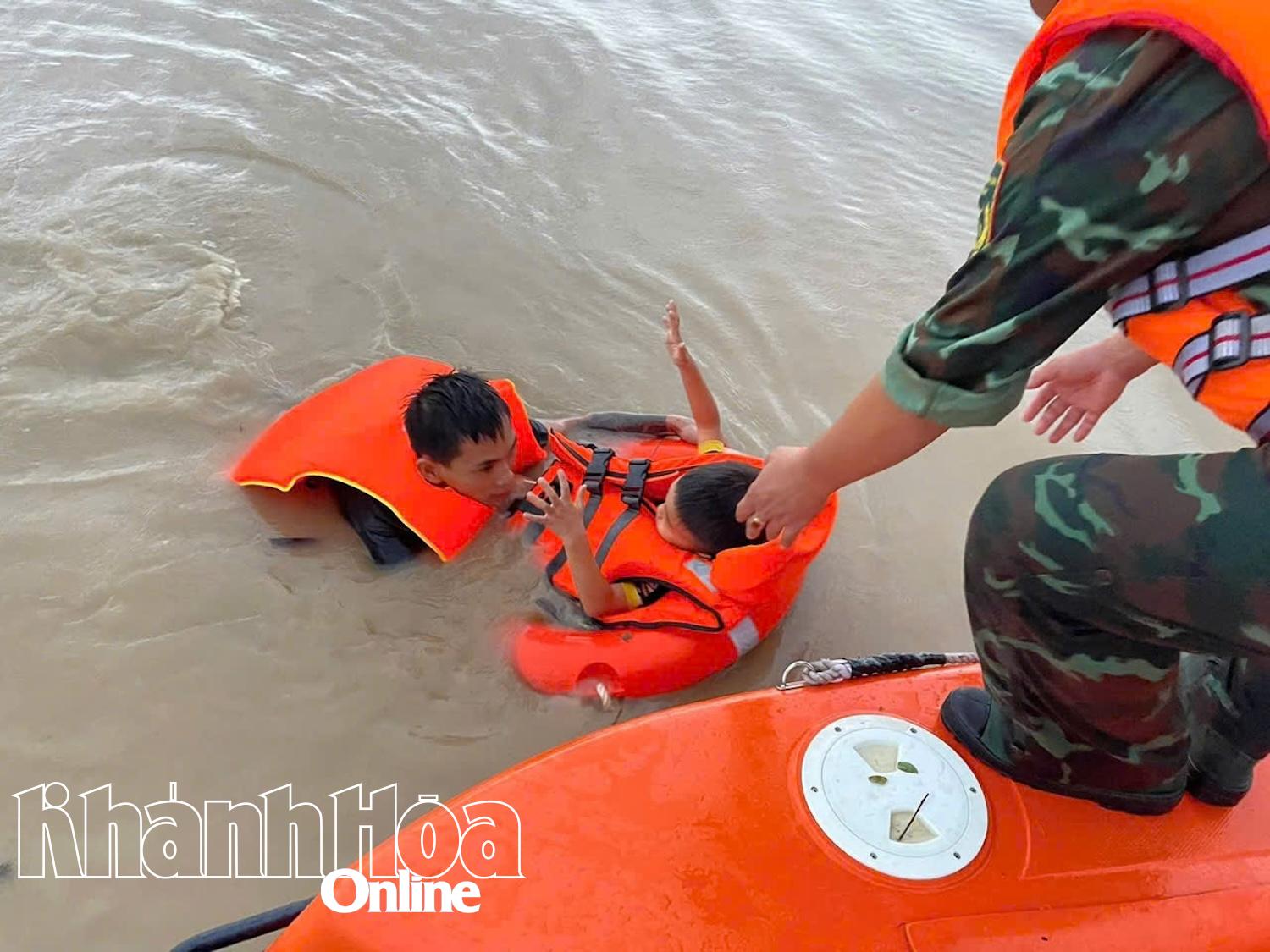 Soldater hjelper til med å evakuere barn fra dypt flomvann i Phan Rang-distriktet.