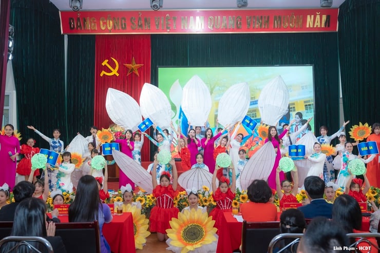 Phường Bồ Đề tuyên dương nhiều tập thể, cá nhân tiêu biểu nhân Ngày Nhà giáo Việt Nam 20/11- Ảnh 1.