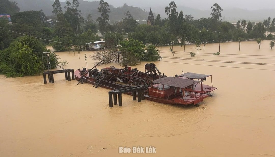Tàu hút cát trôi tự do giữa sông Krông Ana đoạn gần cầu Giang Sơn.