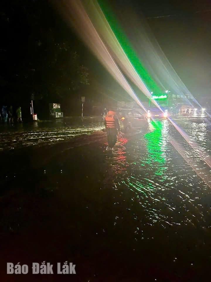 Am Abend des 19. November regelt die Polizei den Verkehr an einer überschwemmten Stelle auf dem National Highway 26 durch die Gemeinde Ea Phe.