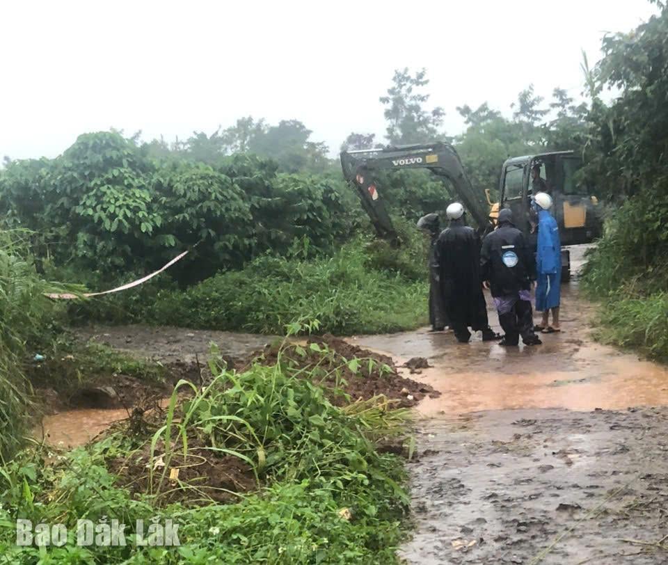 Die Behörden der Gemeinde Ea Kly mobilisierten Bagger, um im Gebiet des A2-Sees Entwässerungsgräben auszuheben.