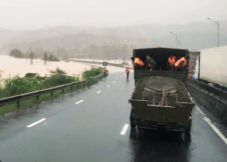 Quân khu 5 triển khai Sở Chỉ huy tiền phương ứng phó lũ đặc biệt lớn tại Đắk Lắk- Ảnh 2.