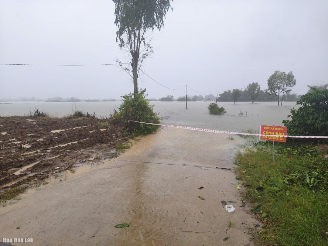 Das Volkskomitee der Gemeinde Vu Bon spannte Seile und stellte Warnschilder in den überschwemmten Gebieten auf.