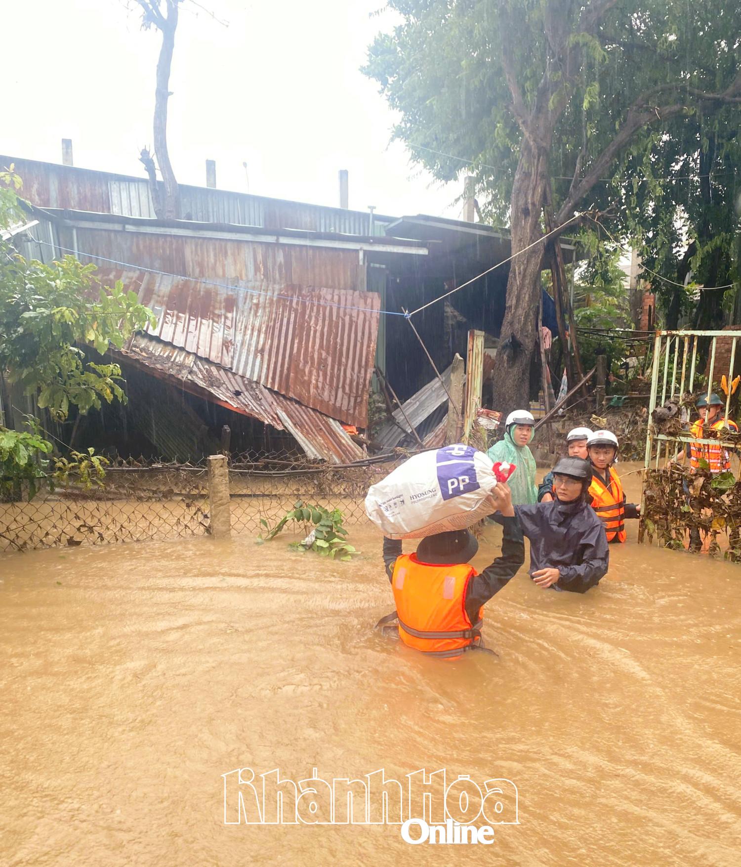 Полиция, военные и жилые группы округа Баоань оказали поддержку людям в перемещении необходимых активов в безопасные места.