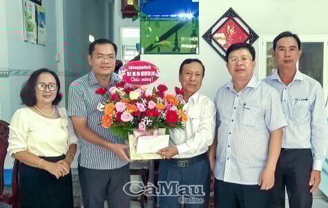 Phó Chủ tịch UBND tỉnh Ngô Vũ Thăng thăm và chúc mừng PGS.TS Đào Hoàng Nam