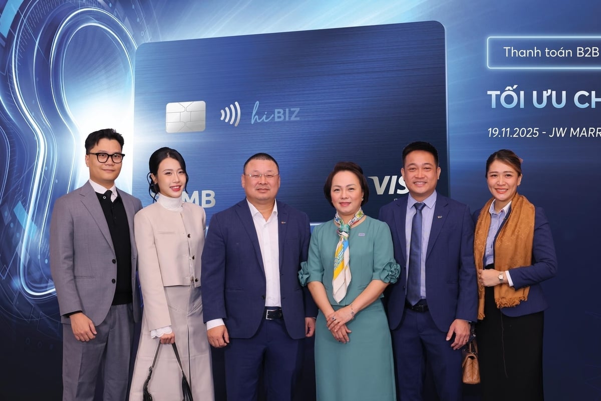 Lãnh đạo MB, Visa chụp ảnh cùng KOL tại sự kiện. Ảnh: MB.