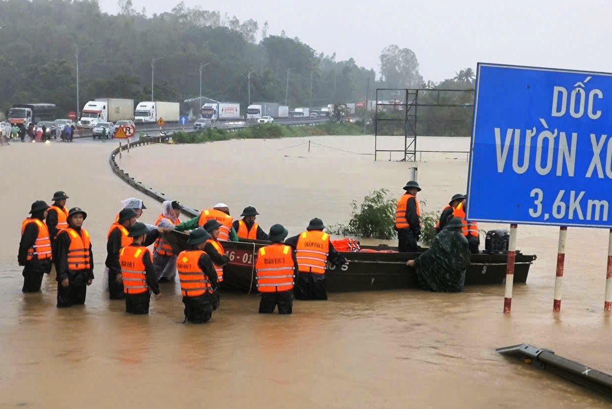 Brygada 572 zmobilizowała specjalistyczne pojazdy, kajaki, łodzie motorowe i siły ratownicze, aby dotrzeć jeszcze tej samej nocy do głęboko zalanych obszarów.