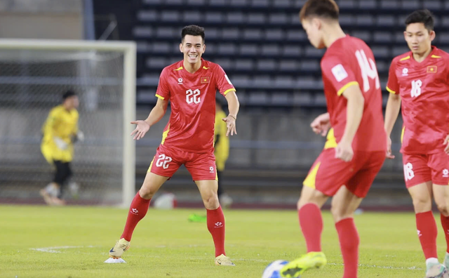 Cực bất ngờ nhân sự đấu Lào: Xuân Son dự bị, Quang Hải đá chính cùng Văn Lâm và Văn Đô- Ảnh 3.