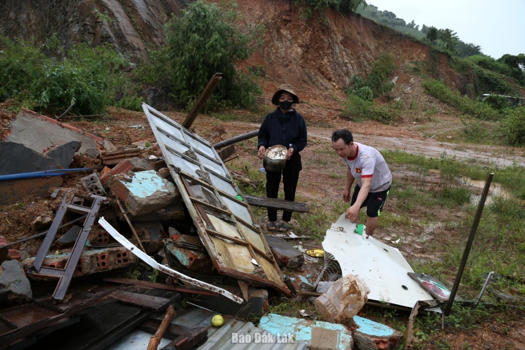 ផ្ទះ​បាន​បាក់​ស្រុត​ទាំងស្រុង​ដោយសារ​បាក់​ដី​នៅ​ឃុំ​យ៉ាង​ម៉ៅ ។