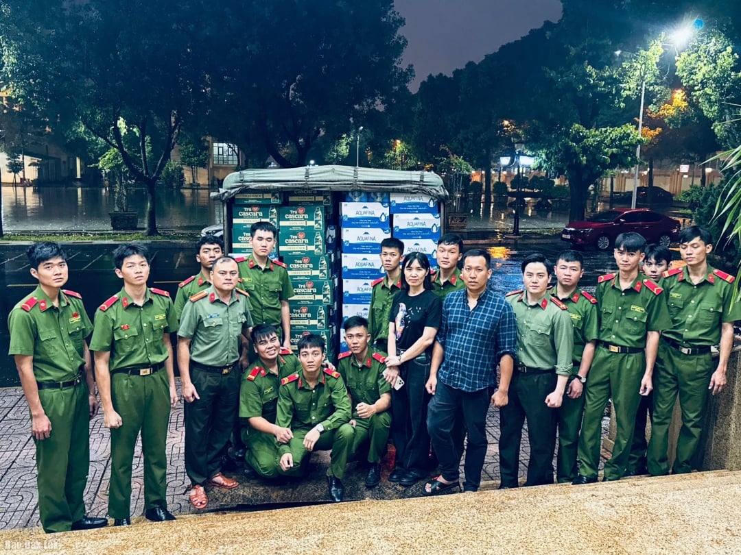 Pierwsze ciężarówki z pomocą powodziową są już gotowe do drogi.