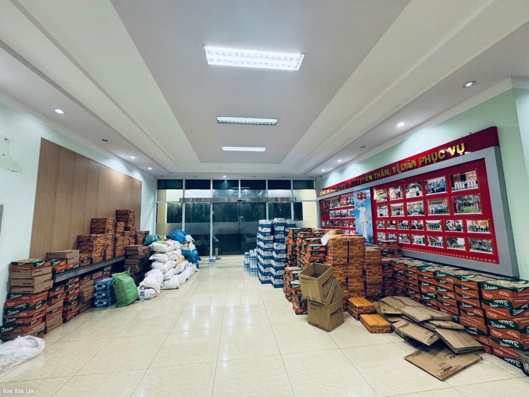 W komendzie policji wojewódzkiej zgromadzono materiały niezbędne do udzielenia pomocy ludziom mieszkającym na terenach zalanych.