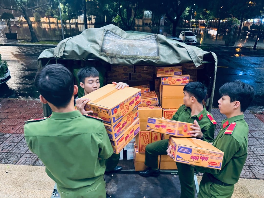 Członkowie Związku Młodzieży Policji Prowincjonalnej załadowali najpotrzebniejsze rzeczy na pojazdy pomocy humanitarnej.
