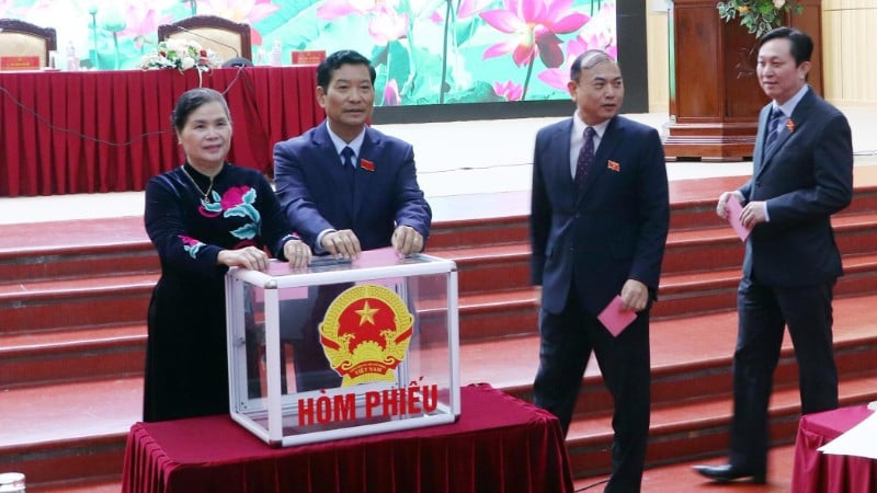 Delegáti hlasovali pro zvolení předsedy Lidového výboru provincie Lai Chau.