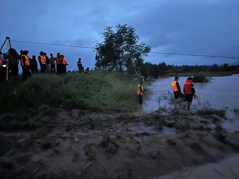Vượt dòng lũ chảy xiết, Bộ đội, Công an giải cứu 33 người dân bị cô lập- Ảnh 1.