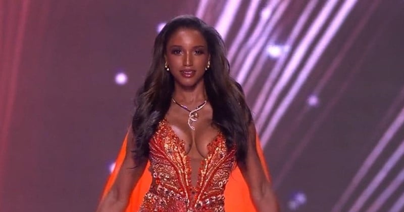Hoa hậu Jamaica ngã đau đớn, được cáng ra khỏi sân khấu Miss Universe 2025
