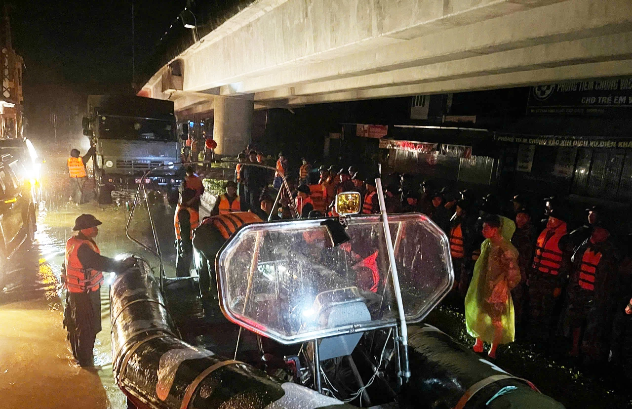 Vùng 4 triển khai lực lượng và phương tiện giúp nhân dân phường Tây Nha Trang.