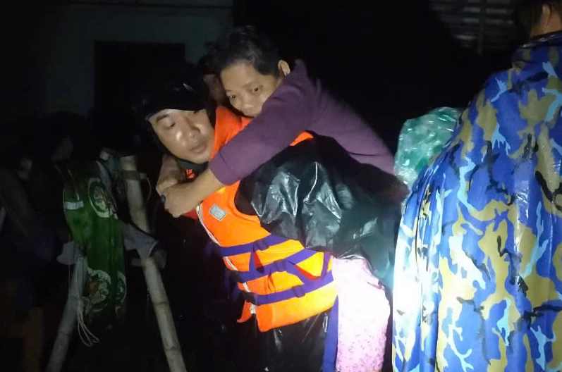 Tại thôn Cửu Lợi 3, xã Cam Lâm, cán bộ, chiến sĩ Vùng 4 đã tiếp cận, đưa 9 người dân bị cô lập đến nơi an toàn.