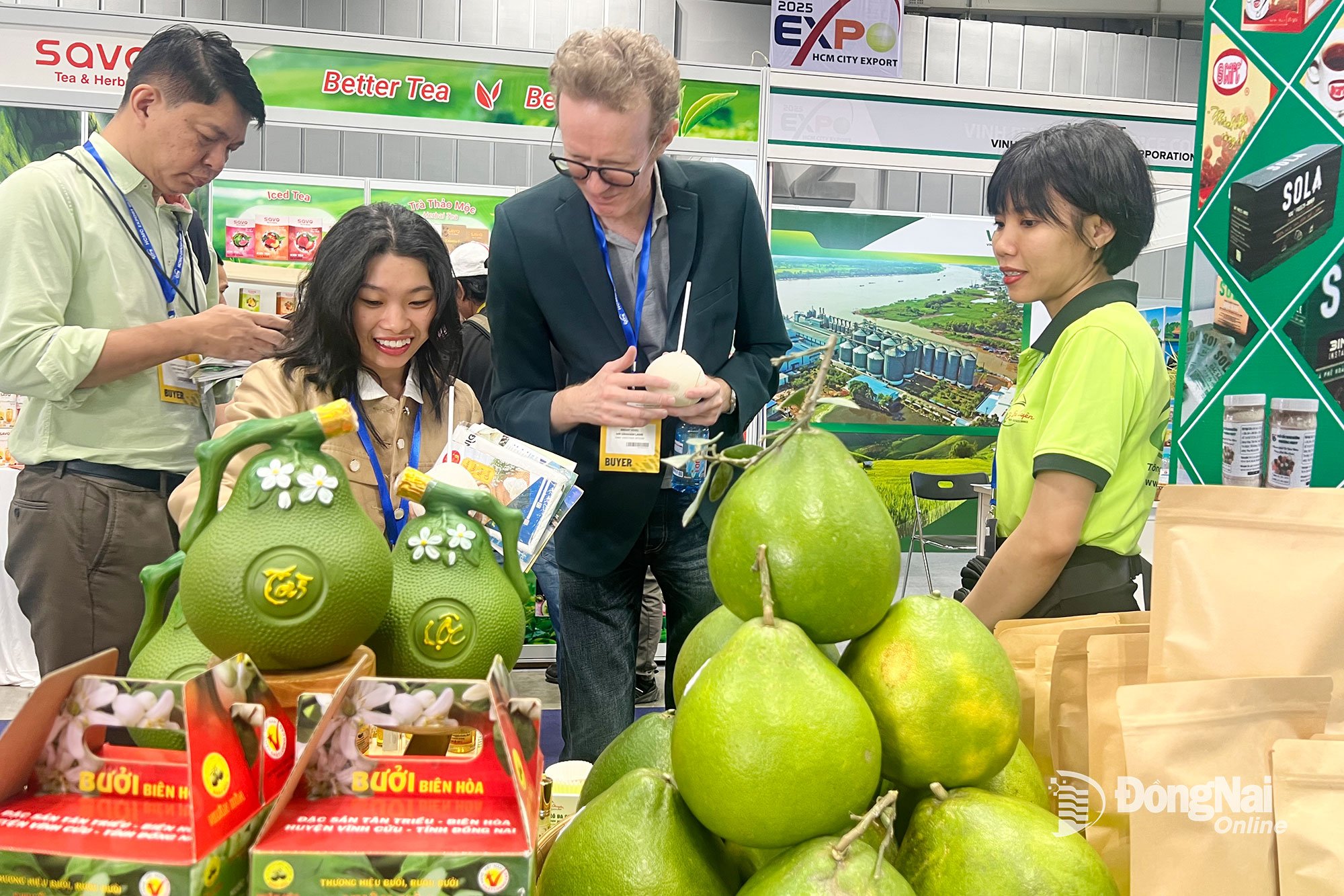 Dong Nai-företag och kooperativ deltar i marknadsföringen och introduktionen av jordbruksprodukter på 2025 Vietnam Outstanding Export Goods Fair i Ho Chi Minh-staden i mars 2025. Foto: Hai Quan