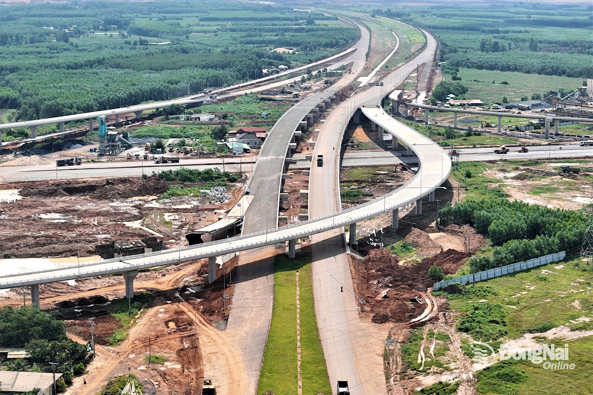 Dua rute lalu lintas (T1, T2) yang menghubungkan Bandara Long Thanh pada dasarnya telah selesai dibangun. Foto: Pham Tung