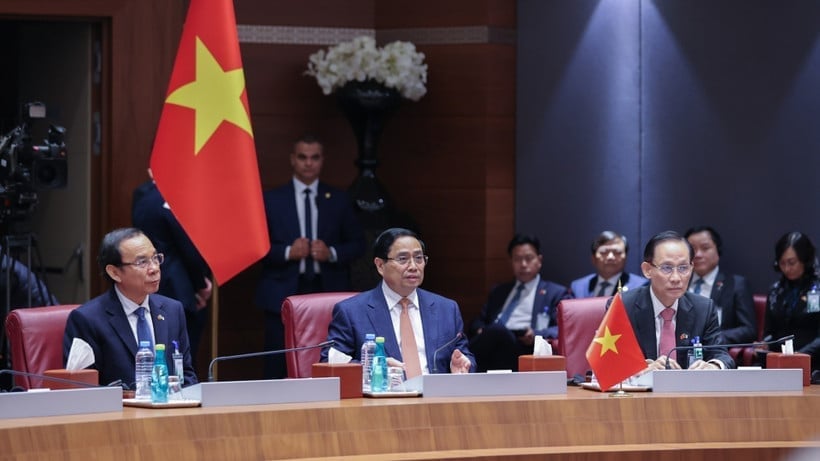 នាយករដ្ឋមន្ត្រី Pham Minh Chinh ជួបពិភាក្សាជាមួយនាយករដ្ឋមន្ត្រីអាល់ហ្សេរី លោក Sifi Ghrieb។ រូបថត៖ VGP Thủ tướng Phạm Minh Chính hội đàm với Thủ tướng Algeria Sifi Ghrieb. Ảnh: VGP.