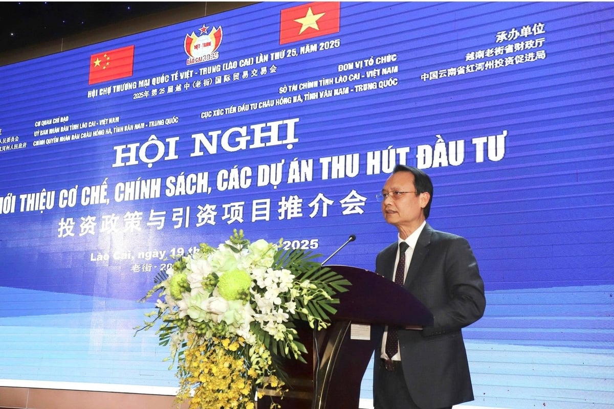 Ông Vũ Lân, Phó Giám đốc Sở Tài chính tỉnh Lào Cai phát biểu tại hội nghị. Ảnh: Thanh Tiến.