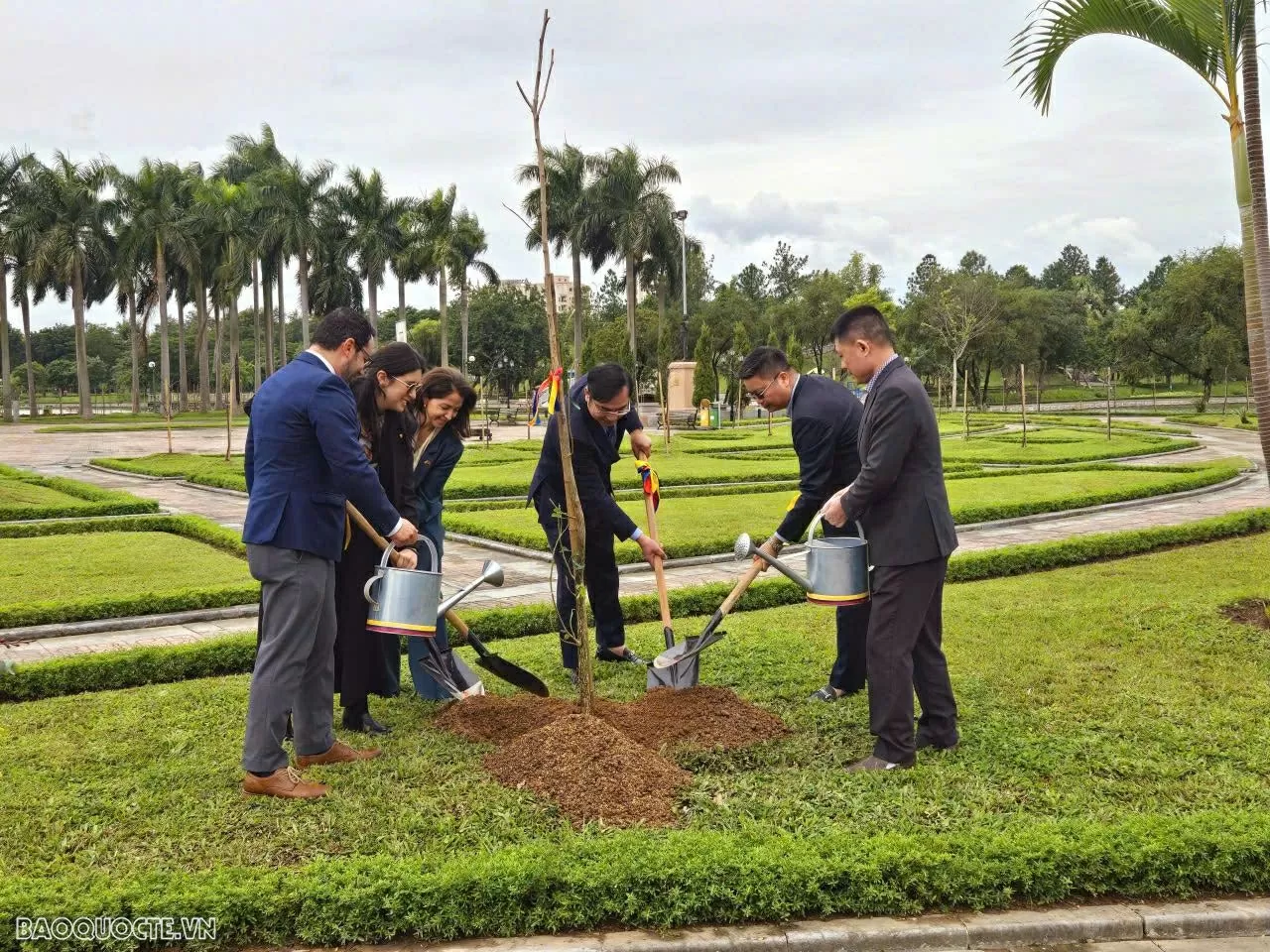 Посол Колумбії: Мир має бути побудований разом з природою Đại sứ Colombia: Hòa bình phải được xây dựng cùng với thiên nhiên